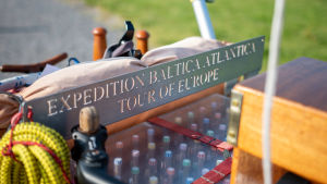Expeditionen börjar och slutar i Spanien nära det berömda målet för pilgrimsvandring, Santiago de Compostela. En detalj på Jean-Francois Alliets vagn