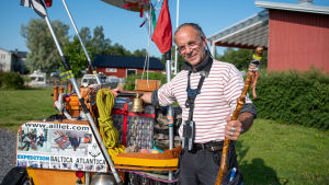 Aillet har inte bråttom, utan vandringen handlar om möten med människor. Jean-Francois Alliet bredvid sin vagn