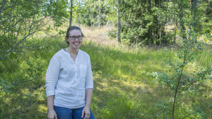 Spelarna får gå i Tove Janssons fotspår under skogsäventyret. Erika Englund stor i en skogskant
