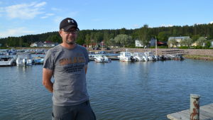 Niclas Mattson tror att intresset för båtar kan öka denna sommar. En man står på en brygga med flera bryggor med båtar i bakgrunden.