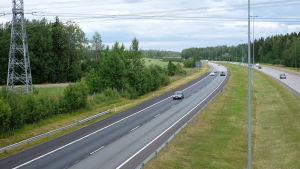 Det var här som vildsvinen sprang genom stängslet. Bilar kör på en motorväg.