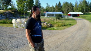 Robi Nyman är besviken men blickar mot nästa år. Bilden är tagen i juli 2019. En man står framför vita festivaltält.