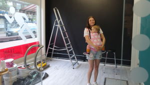 Nu är det renovering på gång i lokalen som ska bli matsvinnsbank. Sole Garghentino-Nygård med sin ettåriga dotter Lila i lokalen som nu renoveras och ska bli matsvinnsbank.