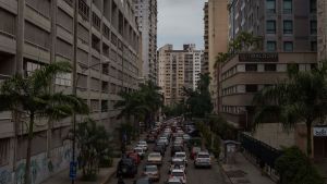 Bilköerna i Caracas rapporterades på sina håll vara flera kilometer långa. Långa bilköer i Caracas då elen slogs ut och trafikljusen slutade fungera.