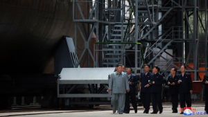 Statliga nordkoreanska medier visade på tisdagen bilder på Kim Jong-un då han inspekterade en ubåtsfabrik och en ny ubåtsmodell. Statliga nordkoreanska medier visade på tisdagen bilder på Kim Jong-un då han inspekterade en ubåtsfabrik och en ny ubåtsmodell.
