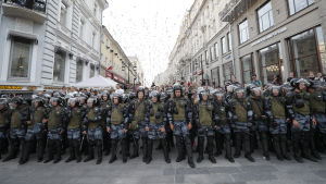 Rysk kravallpolis blockerar en gata under demonstrationer i Moskva. Aktivisterna och demonstranterna protesterar mot att att ryska myndigheter hindrar oppositionskandidater från att ställa upp i Moskvas lokalval. Rysk kravallpolis blockerar en gata under demonstrationer i Moskva. Aktivister och demonstranter framhåller att ryska myndigheter hindrar oppositionskandidater från att ställa upp i Moskvas lokalval.