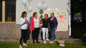 Wasa Wellness delar ut ballonger utanför biblioteket. Fyra kvinnor står med ballonger i händerna.