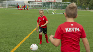 William Haapanen älskar fotboll Jalkapalloa harrastava William Haapanen treenaa kaverinsa Kevin Eroman kanssa Espoonlahden urheilupuiston kentällä.