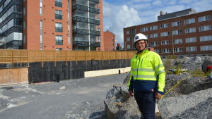 Mikael Snellman vid bygget på Kvarngatan. Man i skyddsjacka och hjälm står på en byggarbetsplats.