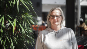 Rektor Laila Andersson vill se mer vuxenutbildning i Borgå. Arkivbild. En kvinna ser bestämt in i kameran. Bredvid henne står en palm. I bakgrunden syns en skolmatsal.