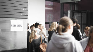 Studerandena i pilotskolorna får även gratis månadsbiljett för Helsingfors kollektivtrafik. Prakticum är inte en del av piloten. Studerande köar till att få resestöd.