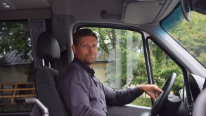 Dennis Hjort körde byabussen under premiärturen i augusti och är den som ofta kör de här turerna. En man bakom ratten på en buss. han ler lite när han ser in i kameran.