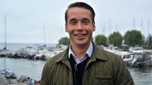 Kommunstyrelsens ordförande Henrik Wickström säger att den största utmaningen med budgetarbetet varit de osäkra tiderna. Henrik Wickström vid Ingå hamn.