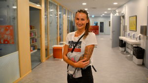 Gloria Bagge är en av de lättade föräldrarna i Grännäs. Hennes dotter Erin och son Vincent går på eftiset varje dag. En kvinna står i en skolkorridor.