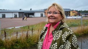 Merja Laaksonen säger att Sjundeå ännu ordnar möten men att man då ser till att inte skaka hand och hålla tillräckligt avstånd. Merja Laaksonen vid de tillfälliga skolbarackerna i Sjundeå, näst intill Aleksis Kiven koulu och bakom kommunhuset.