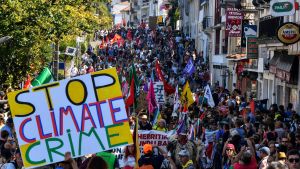 Tusentals demonstrerade inför G7-ländernas toppmöte i Frankrike med banderoller där man krävde åtgärder för att förhindra klimatkrisen. Demonstration mot G7-länderna i Frankriket. På bilden syns ett stor plakat där det står "Stop climate crime" och ett folkhav med flaggor.