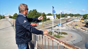 I juni beslutade regeringen om pengar för den länge efterlängtade elektrifieringen av Hangöbanan. Torbjörn Ekholm uppe på järnvägsbron i Hangö.