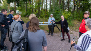 Vägbommarna som håller fordon borta från skogsstigarna får beröm under trygghetsvandringen. Vandring i förort.