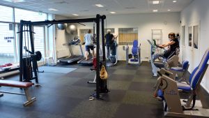 Att gå på gym kräver mindre engagemang än att träna i ett lag. Ett rum med motionsmaskiner.
