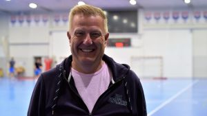Jussi Laaksonen har två döttrar som spelat i BK:s handbollslag. Nu vill han stötta föreningen som lagledare. En man står vid en handbollsplan i en idrottshall.