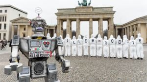Kampanjen "Stop Killer Robots" har i flera år lobbat för att autonoma vapensystem ska förbjudas innan de blir tillgängliga. Här en demonstration i Berlin. En robot i förgrunden och aktivister i bakgrunden som demonstrerar mot mördarrobotar framför Brandenburger Tor i Berlin.