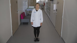 Avdelningsskötare Katja Mattila berättar att vårdtiden på BB-avdelningen i genomsnitt är två dygn. Henkilökuva