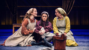 Hodel (Sannah Nedergård), Tzeitel (Ksenia Timoschenko) och Chava (Astrid Stenberg). Scen ur Spelman på taket med de tre systrarna Tzeitel, Hodel och Chava. På Wasa teater.