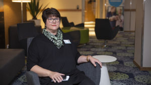 Avdelningsskötare Maarit Männistö är stolt över den verksamhet som bedrivs på Familjeboet. Avdelningsskötare Maarit Männistö på patienthotellet Familjeboet i Helsingfors.