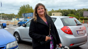 Gun-Britt Engblom bor riktigt i närheten av området och hon ser framemot att det blir färdigt. kvinna i svart höstjacka står bland bilar på en parkeringsplats, byggarbeten pågår i bakgrunden