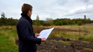 Än så länge är området bara en äng, men inom några veckor börjar arbetet, säger samhällsingenjör Matias Jensén. jensén håller i detaljplanen för nya området vid vapparvägen och skärgårdsvägen och står på en kulle med vy över ängen som det ska byggas på