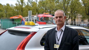 Roland Lillqvist är besviken över att taxistationen försvinner. Taxichaufför vid Borgå torg.