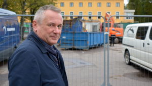 Pontus Salmi åker sällan taxi men tycker att taxistationen är en del av Borgås historia. Man vid stängsel.