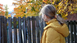Wilma tror att det roligaste med tävlingen blir känslan som uppstår efter att hon har uppträtt och känslan av att vänta ivrigt på resultatet. En flicka i en gul jacka tittar bort mot horisonten.
