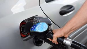Neste är världens största biodieselproducent och har därför en stor roll i efterfrågan på palmolja och PFAD. Biobränsle tankas i en bil.