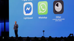 Mark Zuckerberg föreläser om säkerhet och integritet på en Facebook-konferens i Kalifornien den 30 april 2019. Mark Zuckerberg håller ett föredrag framför en blå bakgrund med några appsymboler som projiceras.