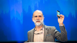 Det finns inga hemliga lösningar som bara säkerhetsexperter känner till när det kommer till cybersäkerhet berättar Bruce Schneier Bruce Schneier on yhdysvaltalainen tietoturva-asiantuntija. Hän on kirjoittanut useita kirjoja tietoturvasta ja kryptografiasta.