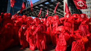 Performancegruppen Red Rebels deltog i demonstrationerna i Berlin. Den rödklädda aktivistgruppen Red Rebels under en klimatprotest i Berlin.
