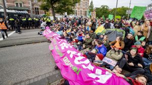 Protester i Amsterdam. Klimataktivister protesterar genom att blockera en gata i Amsterdam.