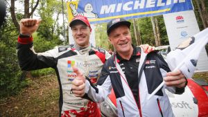 Jari-Matti Latvala och Tommi Mäkinen firar Latvalas seger i Australien i november 2018. Jari-Matti Latvala och Tommi Mäkinen firar Latvalas seger i Australien i november 2018.