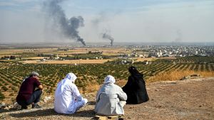 Människor som iakttar den bombade syriska staden Ras al-Ain. Bilden tagen från den turkiska sidan 11.10.2019, den tredje dagen för Turkiets invasion i kurdområden i nordöstra Syrien. Människor som iakttar den bombade syriska staden Ras al-Ain. Bilden tagen från den turkiska sidan 11.10.2019, den tredje dagen för Turkiets invasion i kurdområden i nordöstra Syrien.