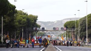 Hundratusentals katalaner har sedan onsdagen tågat mot Barcelona för att delta i en massiv demonstation på fredag kväll. Hundratusentals katalaner har sedan onsdag tågat mot Barcelona där de skall delta i massiv, fredlig protest på fredag kväll