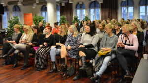 Lördagens två föreläsningar om placeringar lockade 180 deltagare i Vasa. Publik bestående av kvinnor.