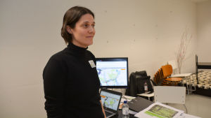 Silja Aalto är miljöexpert på Nylands förbund. På onsdag kväll förde hon långa diskussioner med tomtägare som funderade över vilka begränsningar den nya landskapsplanen kan innebära för dem. Kvinna i vitt rum