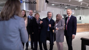 UNHCR:s delegation under Grandis besök i Finland. Yhdistyneiden kansakuntien pakolaisjärjestö UNHCR:n pääsihteeri Filippo Grandi (rivissä neljäs vasemmalta) poseeraa valokuvaajalle Pohjois-Euroopan delekaation kanssa, Kravattitehdas-ravintola, Helsinki, 24.10.2019.