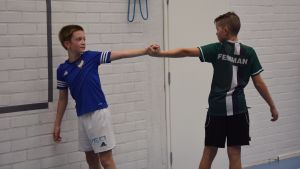 Nikolai Fortsen och Oskar Svan stretchar tillsammans. Nikolaj Fortsen och Oskar Svan stretchar.