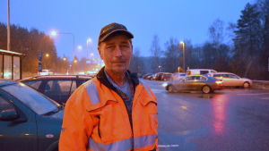 Harri Viena pendlar till jobbet i Helsingfors. Liksom Lehto stiger han på bussen tidigt på morgonen och behöver inte vara rädd för att parkeringen ska vara fullsatt. Att bygga fler parkeringsplatser tycker han ändå är en bra idé. Man vid anslutningsparkeringsplats.