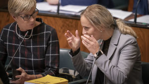 Frågan om restaurangerna öppethållning har inte varit lätt för SFP, som profilerar sig som företagsvänligt parti. Veronica Rehn-Kivi (t.v.) och Sandra Bergqvist på plats i riksdagen. Sandra Bergqvist ja Veronica Rehn-Kivi eduskunnassa 23.10.2019