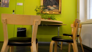 Åbo Akademi är ett universitet där man är närvarande, säger Achrén, och då håller hon med om att studenterna ska få ha studieutrymmen. bord och stolar och en tavla i ett grönt rum
