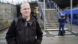 Ture Ertman har pendlat i åtta år och är aktiv i pendlarklubben Kystbanen. Ture Ertman på tågperrongen i Malmö.