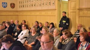 En väktare hade kallats in för att närvara vid fusionsomröstningen i Kaskö. Åhörare och väktare vid fusionsomröstningen i Kaskö.